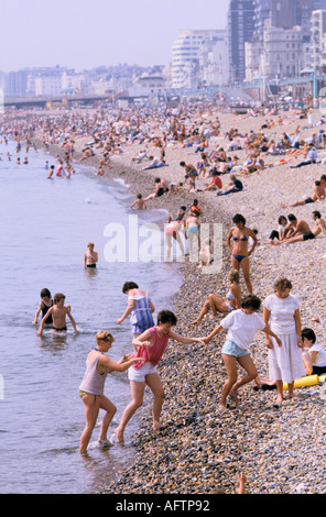 Brighton Beach ist voll mit Urlaubern in East Sussex. Südküste schwimmt im Meer. 2000ER 2001 UK HOMER SYKES Stockfoto