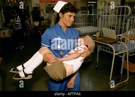 Personalkrankenschwester mit Kinderstation. Alder Hey Children's Hospital Liverpool NHS 1980er Jahre 1988 HOMER SYKES Stockfoto