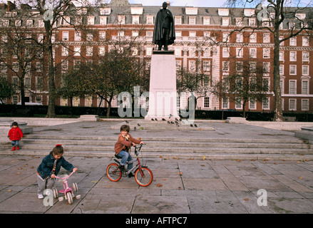 Grosvenor Square London. Statue des amerikanischen Präsidenten Franklin D. Roosevelt Kinder fahren Fahrräder. 1980S UK HOMER SYKES Stockfoto