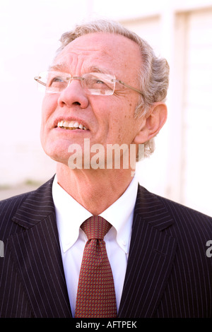 Leitenden Geschäftsmann Suche nach oben, in der Nähe Stockfoto