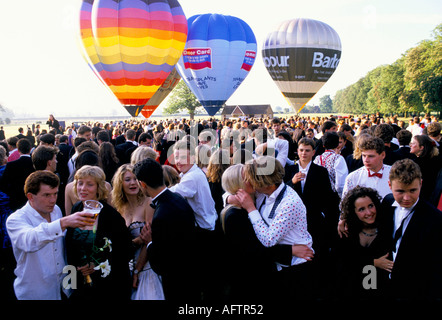 Cirencester landwirtschaftliche Hochschule Morgen nach dem Ende des Jahres Sommertanz. Gloucestershire Heißluftballons, Ballon 1990er Jahre 1995 UK HOMER SYKES Stockfoto