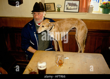 Ich bringe den Hund in den Dorfkneipe. Ein Mann und sein Hund der Kings Head Pub, The Low House, Laxfield Suffolk 1980s 1985 UK HOMER SYKES Stockfoto