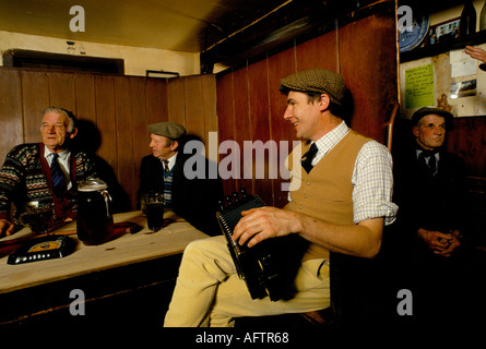 Landsleute Kings leiten den Low House Pub am Sonntag, um traditionelle Geschichten zu erzählen, Poesie und Musik zu rezitieren 1980er 1985 Laxfield Suffolk UK Stockfoto