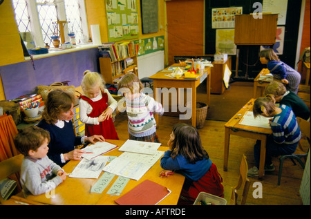 Village School UK 1980er Jahre. Schullehrer und Säuglingsklasse von Schulkindern, Jungen und Mädchen, Sapperton Gloucestershire um 1985. HOMER SYKES Stockfoto