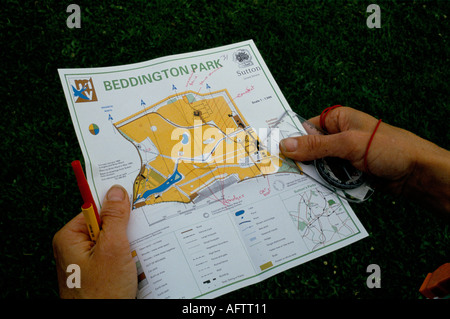 Orientierungshilfe am Sonntagmorgen Treffen mit Händen, die einen Kompass halten, Karte der Route in Beddington Park, nahe Croydon Surrey, Großbritannien HOMER SYKES der 1991 1990er Jahre Stockfoto