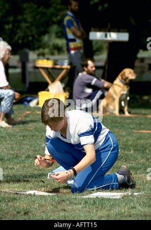 Orientierungshilfe am Sonntagvormittag. Teen b Ploting Route mit Karte von Beddington Park, nahe Croydon Surrey Mai 1991 1990 UK HOMER SYKES Stockfoto