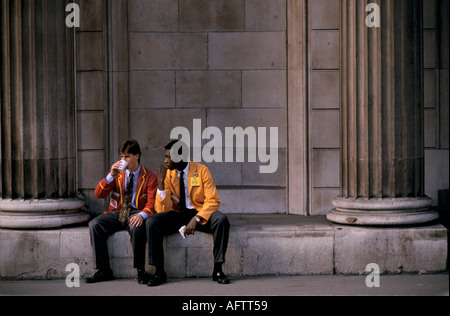 City of London 1990s UK. Die London International Financial Futures Exchange hieß LIFFE Traders Yellow Jackets Take-away Lunch Drink 1991 HOMER SYKES Stockfoto