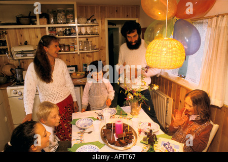 Findhorn Park, ein Paar, das ursprüngliche Mitglieder der Findhorn Community sind und ihre Kinder feiern einen Geburtstag 1970er UK HOMER SYKES Stockfoto