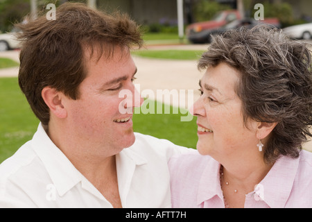 Ältere Frau mit ihrem Sohn, Lächeln Stockfoto