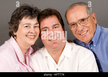 Sohn mit Arme um seine älteren Eltern, Lächeln, Porträt Stockfoto