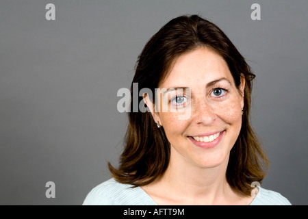 Mitte Erwachsene Frau, Nahaufnahme, Porträt Stockfoto