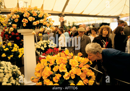 Chelsea Flower Show London 1980er Jahre.UK Frau riecht den Duft aus Eine Rosenanzeige 1984 HOMER SYKES Stockfoto