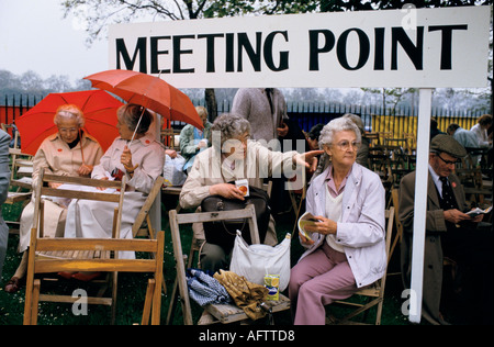 Chelsea Flower Show 1984 Treffpunkt Schlechtwetter Gruppe von Frauen Besucher warten auf Freunde. HOMER SYKES, GROSSBRITANNIEN DER 1980ER JAHRE Stockfoto