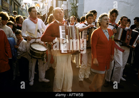 Kornische Musiker singen traditionelle englische Volkslieder The Padstow Hobby Horse Song. Mai 1975 Cornwall England Großbritannien HOMER SYKES Stockfoto