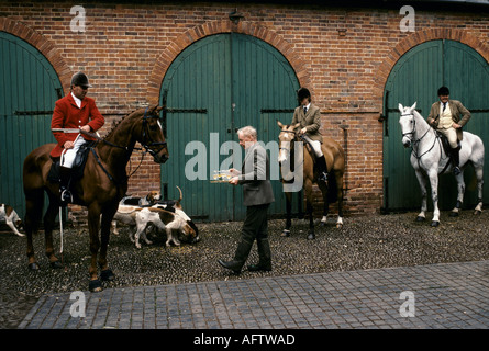 Philip Brooke-Popham, Meister der Staghounds und Besitzer des Bagborough House, serviert einen Steigbügelbecher. Quantock Staghounds 1997 1990s UK HOMER SYKES Stockfoto