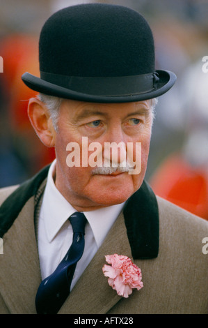 Englischer Gentleman, kluger Senior man Bowler Hut rosa Nelke im Knopfloch das Grand National Horse Race Lancashire 1980s UK 1986 England HOMER SYKES Stockfoto