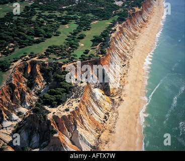 Blick aus der Vogelperspektive auf den Golfplatz Pine Cliffs und den Praia da Falesia Beach Albufeira Algarve South Portugal. Herrlicher malerischer Meerblick auf die atlantikküste. Stockfoto