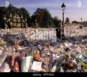 Diana Princess of Wales ein Meer von Trauerblumenkränzen, die im Kensington Palace zur Erinnerung an Lady Di, London, im September 1997 1990, im britischen HOMER SYKES, hinterlassen wurden Stockfoto