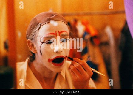 Gerry Cottles Circus School Teenager während der Sommerferien lernen neue Fähigkeiten. London 1990er Jahre Großbritannien England. CA. 1995 HOMER SYKES Stockfoto