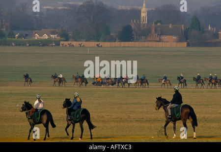 Rennpferde Warren Hill Newmarket Heath, tägliche Bewegung, Jockeys, die von den morgendlichen Galopprennen zurückkehrten Suffolk UK 1993 1990s HOMER SYKES Stockfoto