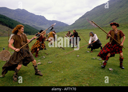 Schlacht von Culloden, der Clan eine schottische Nachstellung Gruppe Wochenende Camp in Glen Croe. Nachbildung von Kampfszenen Schottland 1990s Großbritannien HOMER SYKES Stockfoto