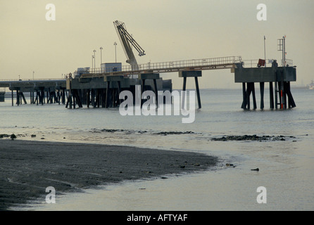 Themse-Mündung in den 1990er Jahren River Thames at low tide, ein alter Landepier. 1991 HOMER SYKES Stockfoto