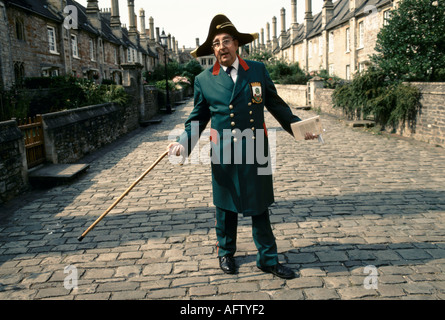 Älteste Wohnstraße Europas, Vicars nahe Originalhäusern. Town Crier, Reiseleiter Fred Gibbons. Wells, Somerset England 1990er Jahre, UK HOMER SYKES Stockfoto