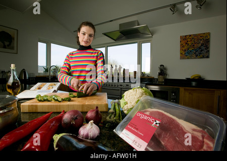 Eine Frau in der heimischen Küche Zubereitung einer Mahlzeit mit Bio-Zutaten Stockfoto