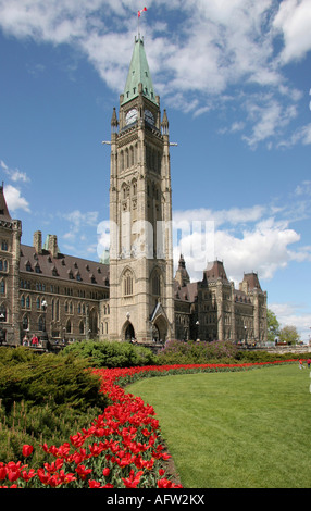 Parliament Hill und Peace Tower im Frühjahr mit Tulpen Kanada Ontario Ottawa Kapital Regierung von Kanada Parlamentsgebäude Stockfoto