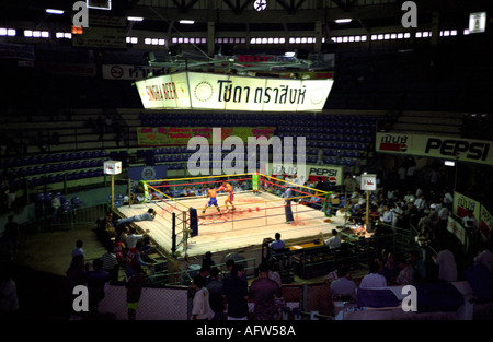 Thai Boxkampf im Ratchadamnoen-Stadion in Bangkok Stockfoto