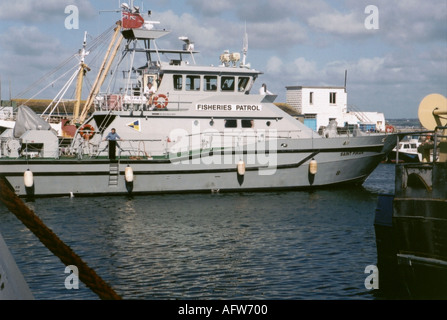 Fischerei-Patrouillenboot Newlyn Hafen verlassen