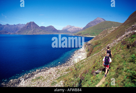 Wanderer in Richtung der Black Cuillin auf dem Küstenpfad von Elgol, Isle Of Skye, Schottland Stockfoto