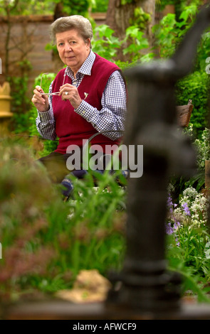 U EIN FANTHORPE GEWINNER DER QUEENS AWARD FÜR POESIE ZU HAUSE IN WOTTON UNTER EDGE GLOUCESTERSHIRE UK APRIL 2003 Stockfoto