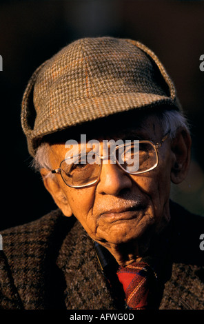 Nirad Chaudhuri Porträt vor seinem Haus in Oxford. Englischer Schriftsteller Philosoph, Gelehrter um 1995 1990 HOMER SYKES Stockfoto