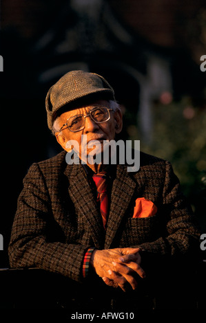 Nirad Chaudhuri Porträt vor seinem Haus in Oxford. Englischer Schriftsteller Philosoph, Gelehrter um 1995 1990 HOMER SYKES Stockfoto