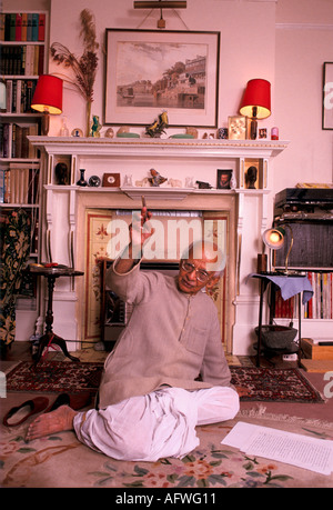 Nirad Chandra Chaudhuri Portrait Oxford Innenraum der 1990er Jahre seines Hauses Circa 1995 UK HOMER SYKES Stockfoto