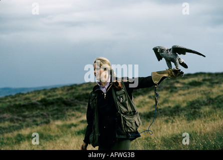 Emma Ford von der British School of Falconry in Gleneagles Scotland mit Harris Hawk Birds of Prey. 1990S UK HOMER SYKES Stockfoto