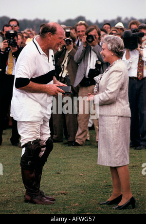 Queen Elizabeth II. Sprach mit der australischen Kerry Packer Präsentation im Guards Polo Club, Windsor Great Park Berkshire England 1990er Jahre HOMER SYKES Stockfoto