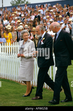 Königin Elisabeth II. Alfred Dunhill. Polo-Match im Guards Polo Club Windsor Great Park. Dunhills waren Corporate Sponsoren der 1990er Jahre in Großbritannien Stockfoto