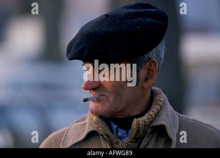 Französischer Mann mit einer traditionellen blauen Baskenmütze und rauchend Cahors France 1990er um 1995 HOMER SYKES Stockfoto