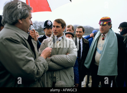 Desmond Lynam Außenübertragung beim Interview mit Prince Edward 1980s Oxford Cambridge University Boot Race Start Putney South West London UK März 1986 Stockfoto