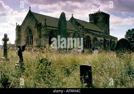 RUDSTON MONOLITH. RUDSTONE.   DER HÖCHSTE STEHENDE STEIN IN GROßBRITANNIEN. ALL SAINTS CHURCH RUDSTON HUMBERSIDE EAST YORKSHIRE Stockfoto