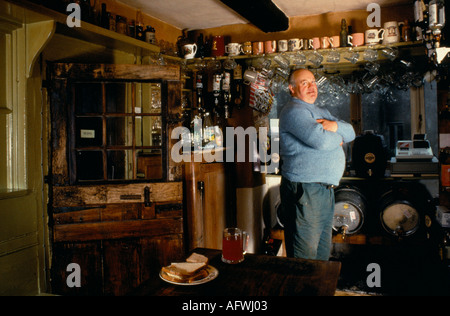 The Tuckers Grave Pub, Faulkland Somerset, West Country, Publican Pint Bier und Sandwich. Brauen Sie ihr eigenes Bier. 1990er Jahre 1992 Großbritannien England HOMER SYKES Stockfoto