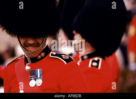 Ein britischer Soldat trägt seine Medaillen bei der Trooping the Colour, Horse Guards Parade. Britische Soldaten in zeremonieller Uniform London Juni 1985. 1980er Jahre HOMER SYKES Stockfoto