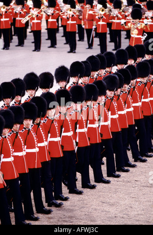 Britische Soldaten in zeremonieller Uniform London UK Trooping the Colour on Horse Guards Parade Haushalt Kavallerie um den 1985 1980. Juni HOMER SYKES Stockfoto