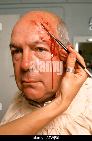 Casualty TV Programm 1997 BBC ein medizinisches Drama. Schauspieler mit gefälschtem Blut von Make-up-Künstler 1990ER HOMER SYKES hinzugefügt Stockfoto