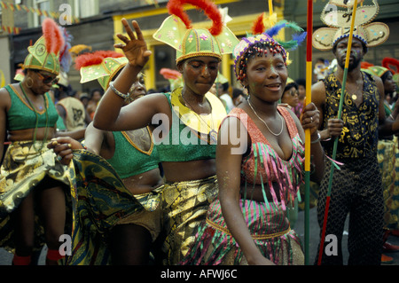 Notting Hill jährlicher Karneval im Westen Londons. Schwarze britische Frauen tanzen auf der Straße während der Parade in Kostümen England UK 1970s 1979 HOMER SYKES Stockfoto