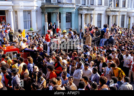 Notting Hill Carnival, Londoner Straßenszene. Musiker spielen auf den Carnival Floats 1990er UK. HOMER SYKES Stockfoto