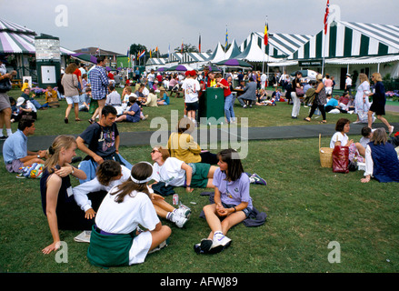 Viele junge Tennisfans unterstützen den Picknickbereich Henman Hill, Corporate Sponsoren Zelte Wimbledon London SW19 England 1990s 1993 UK HOMER SYKES Stockfoto