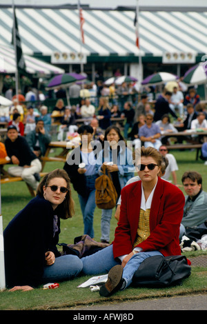 Wimbledon tennis1990. Massen von Unterstützern auf Henman Hill, die die Tennisspiele im riesigen Fernsehen verfolgen. London SW19 England 1990er Jahre 1993 Großbritannien HOMER SYKES Stockfoto